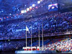 Российские спортсмены — чемпионы и призеры игр подняли Олимпийское знамя.