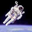 Американский астронавт Брюс МакКандлесс использует «Пилотируемый маневрирующий модуль» во время выхода в открытый космос  (Из Интернета)