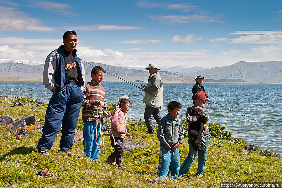 Эти места привлекают рыбаков со всего мира. А рыбаки привлекают местное население Монголия