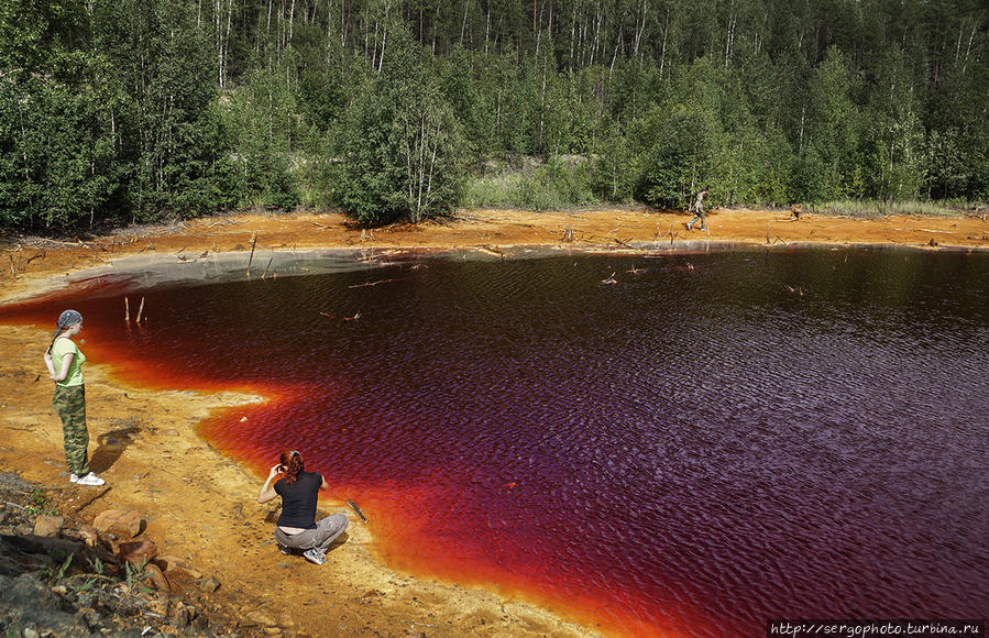 Концентрация железа в воде просто невероятная. Реки и озерца окрашены в яркие красные цвета. Карабаш, Россия
