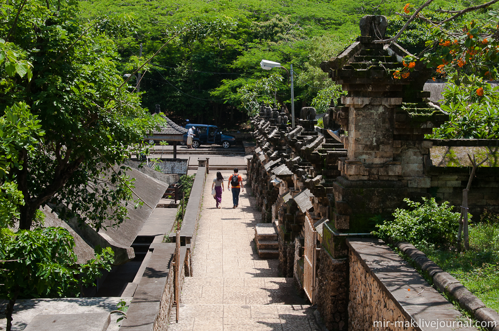 На самом деле не храм привлекает сюда сотни туристов. Поэтому скорее выбираемся из этих «каменных джунглей». Бали, Индонезия