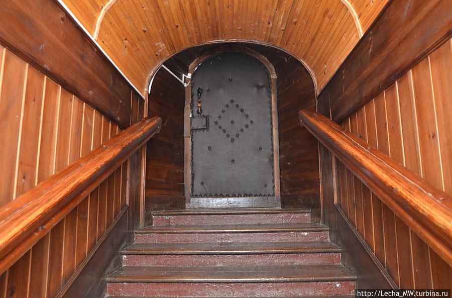 Лестница в подвалы( Магазин хрусталя при музее) Гусь-Хрустальный, Россия