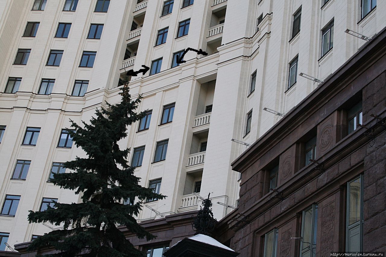 Стрелочками обозначены окна квартиры. По середине два окна гостиной, справа и слева балконы спален. Справа Улановой, слева Агафоновой. Москва, Россия