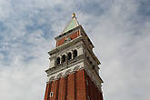 Самая старая колокольня в Венеции. Её высота 98,60 метра. Её вершину венчает фигура ангела.
Колокольня Сан Марко стоит на римском фундаменте, срок постройки датируется 888-912 гг, но после многочисленных землетрясений и пожаров изатем реконструкций, она рухнула на землю в 1902 году. 
Эта колокольня является точной копией, построена в 1912 году.