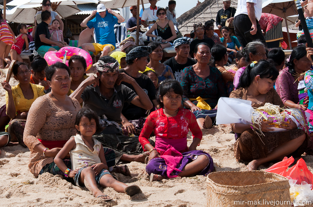 Что делают эти люди?! или балийская пляжная церемония Бали, Индонезия