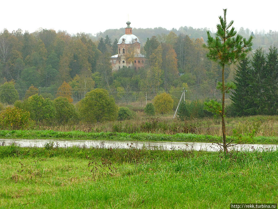 Эта церковь, которую видно вдалеке, простерла крыла над павшими, ибо многое она пережила и многое видела. Эта церковь, которую видно вдалеке, простерла крыла над павшими, ибо многое она пережила и многое видела.