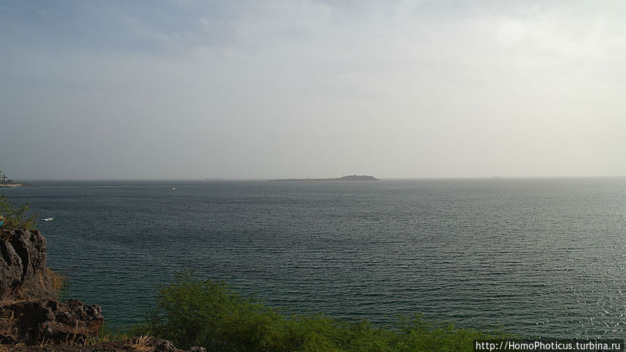 Вдалеке — остров Гори Дакар, Сенегал