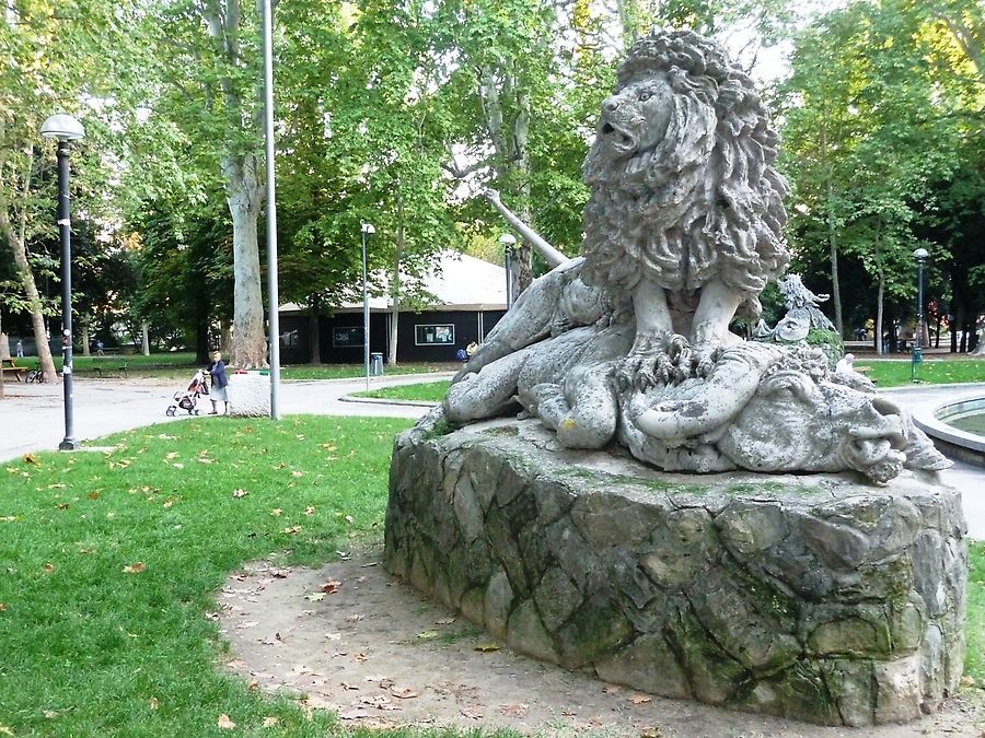 Лев в парке Монтаньола Болонья Италия Лев в парке Монтаньола Болонья Италия