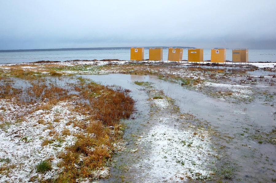Декабрьский пейзаж с кабинками для переодевания Вызу, Эстония