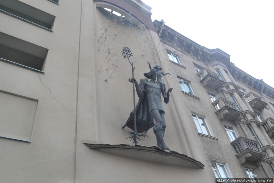 памятник Св.Христофору в стене Вильнюс, Литва