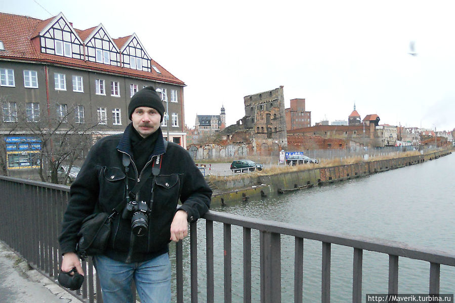 Правая сторона города и на дальнем плане ворота с подъёмным механизмом, сооружённые в 1444 году на берегу Мотлавы.( Журавль). Гданьск, Польша Правая сторона города и на дальнем плане ворота с подъёмным механизмом, сооружённые в 1444 году на берегу Мотлавы.( Журавль). Гданьск, Польша