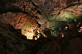 Постоянно внутри протекает подземная река, которую пополняют талые воды весной, и можно также наблюдать подземные водопады.