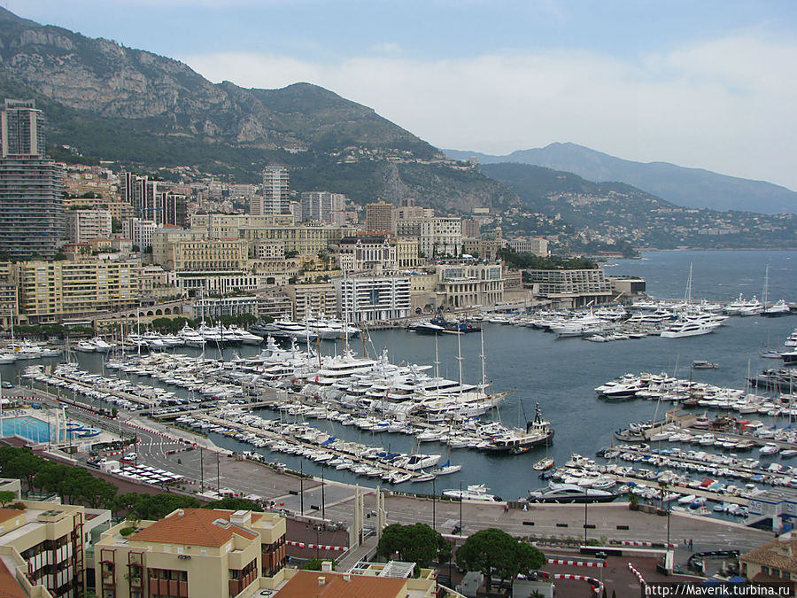 Живописный порт на 700 швартовочных мест. 
Сюда заходят самые роскошные яхты. Монако-Вилль, Монако