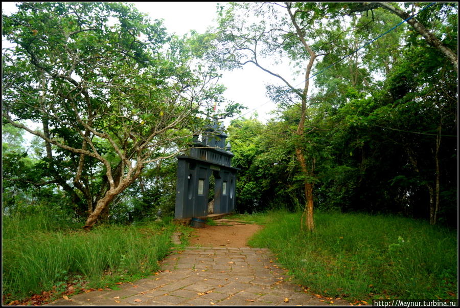 Пещерный  храмовый  комплекс  Мулкиригала... Тангалла, Шри-Ланка