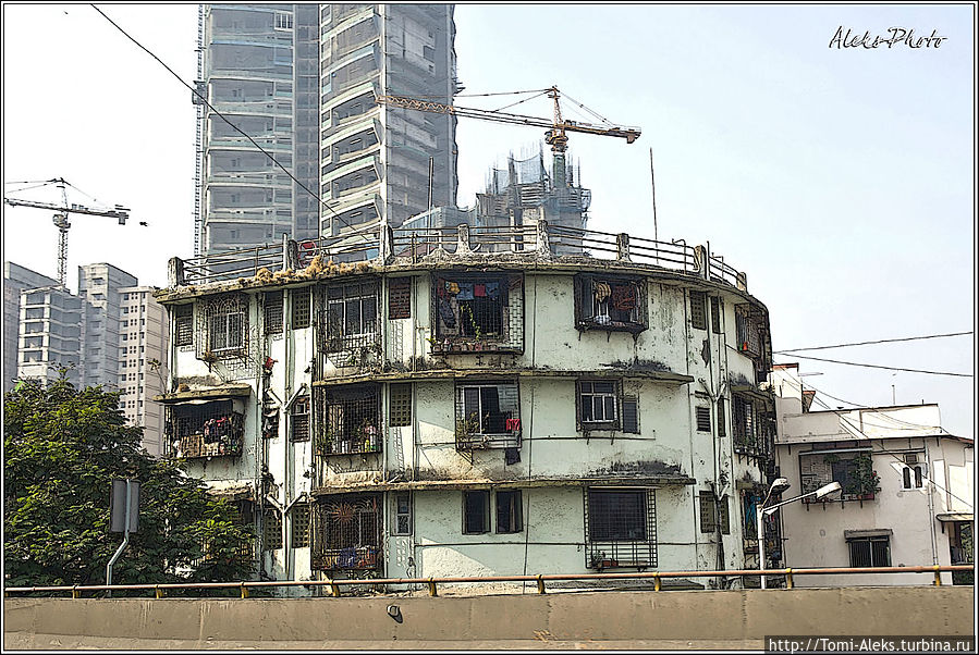 Старое и новое — все в одной куче — вдоль дороги...
* Старое и новое — все в одной куче — вдоль дороги...
*