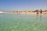 Вода в Персидском заливе очень теплая, прозрачная и реально бирюзового цвета.