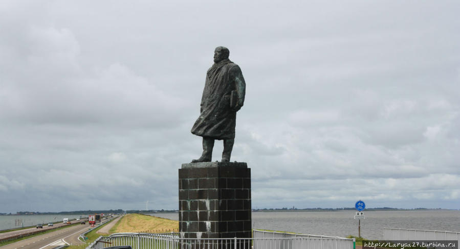Памятник Корнелису Лели, автор Мари Андриессен, установлен в 1954 г. к 100-летию со дня рождения К.Лели Афслёйтдейк (дамба), Нидерланды