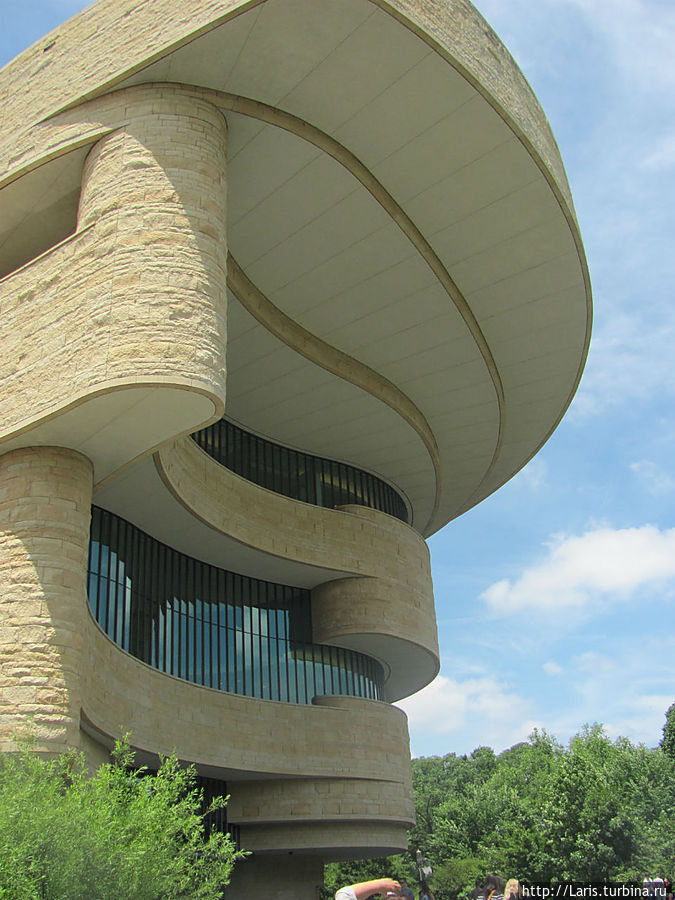 Музей индейцев. Очень интересное здание по архитектуре. Но смотреть практически нечего. Оригинальных экспонатов почти нет. Вообще все музеи Вашингтона, расположенные вдоль Мола — бесплатные. Но посетить все невозможно. Вашингтон, CША Музей индейцев. Очень интересное здание по архитектуре. Но смотреть практически нечего. Оригинальных экспонатов почти нет. Вообще все музеи Вашингтона, расположенные вдоль Мола — бесплатные. Но посетить все невозможно. Вашингтон, CША