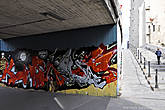 Как и во всех уважающих себя городах граффити покрывают все возможные для разрисовки участки стен.
