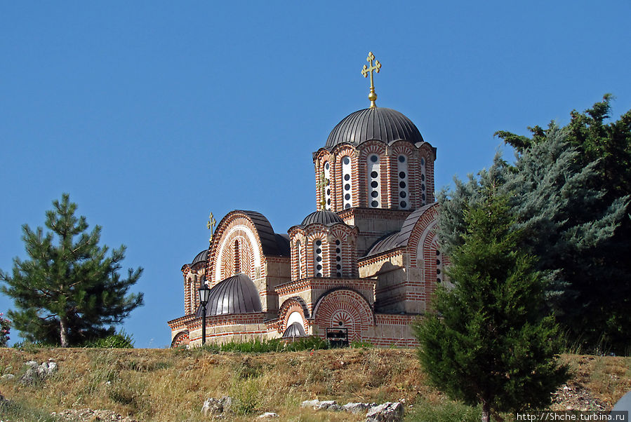 Чуть вверху — монастырь Херцеговачка Грачаница Требинье, Босния и Герцеговина