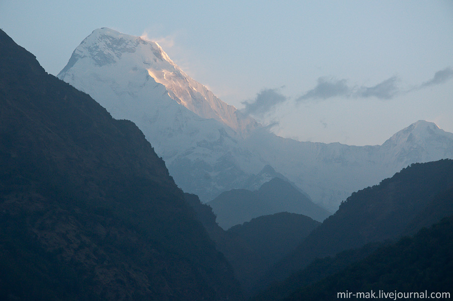 Когда утренний туман рассеялся, нашему взгляду открылась заснеженная вершина. Наконец-то, настоящие горы. Непал