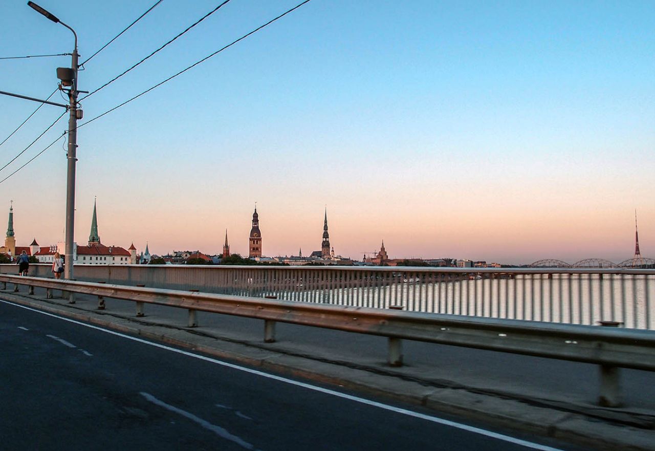 Синяя Даугава, радужные каналы и Два моста Рига, Латвия