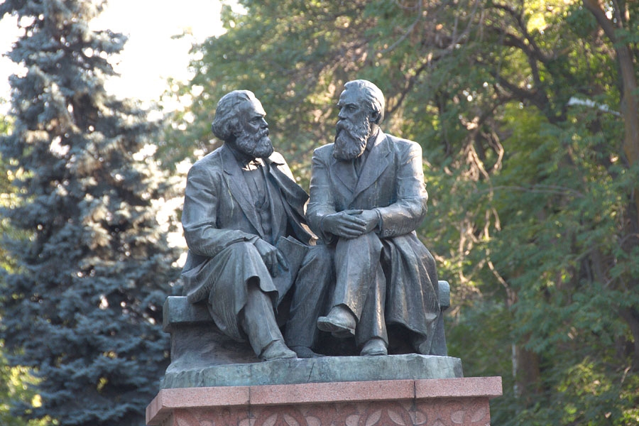 Памятник К.Марксу, Ф.Энгельсу и И.В. Сталину. Ч.75 / Monument to K.Marx and F.Engels