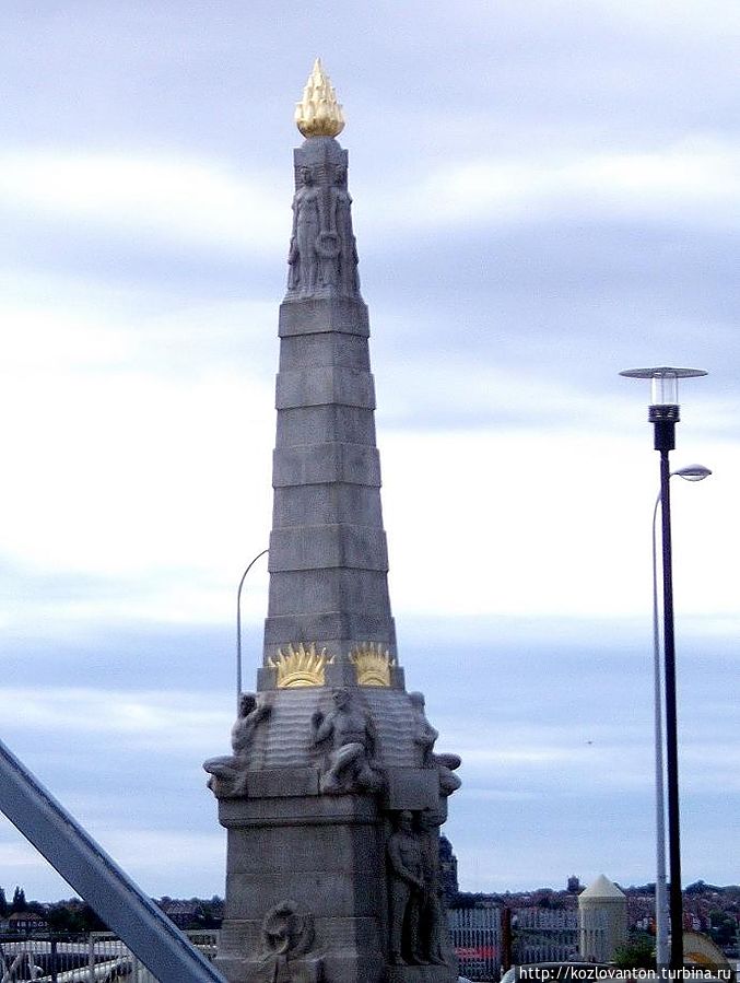 Памятник печально известному Титанику, который приписан к Ливерпульскому порту. Обелиск был открыт в 1916 г. И хотя он был изначально связан только с Титаником, позже его дизайн был изменен, и он стал памятником всем морякам и работникам машинных отделений, которые погибли во время Второй мировой войны. Ливерпуль, Великобритания