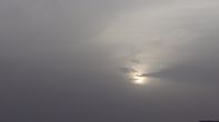 Раннее утро. Небо серое. Хамсин это не только хара, это раскаленный ветер с песком