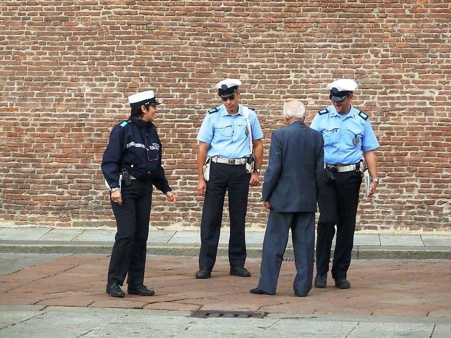 У стены Палаццо Коммунале У стены Палаццо Коммунале