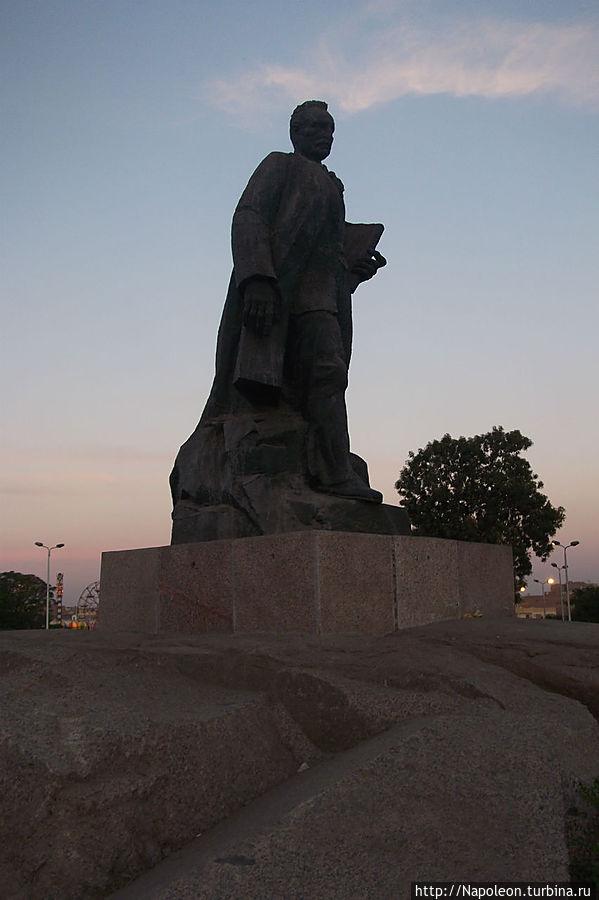 Памятник Махмуду Аббасу аль-Аккаду Асуан, Египет