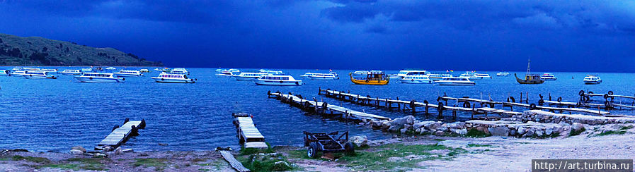 К вечеру ветер усилился и все катера вывели в бухту. Затем пошел дождь. Озеро Титикака, Перу