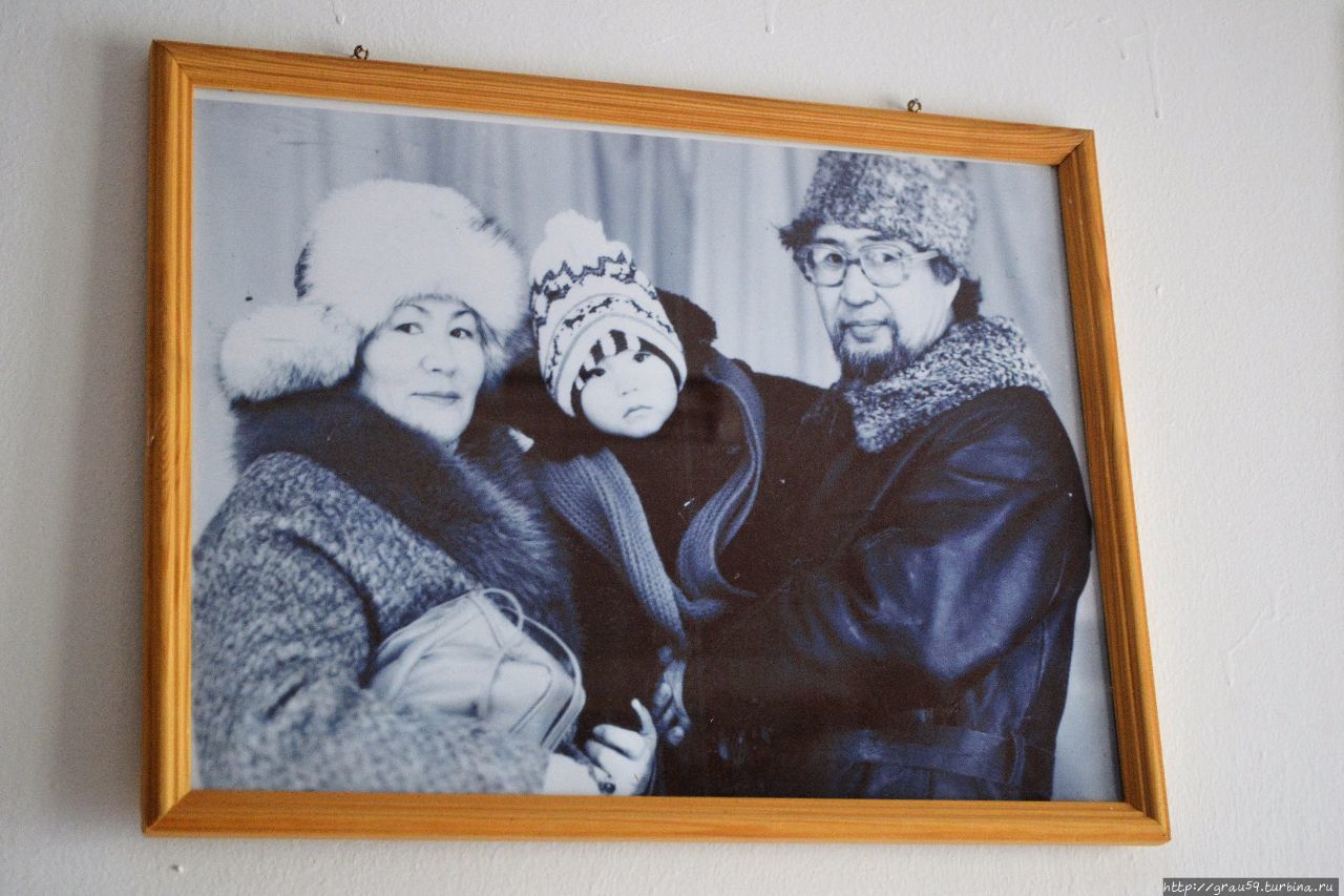 Художник со своей женой и дочерью. Уральск, Казахстан