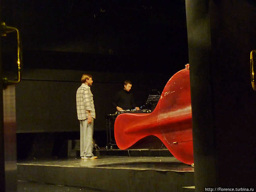 Исполнители главных ролей не покидают сцену и в перерыв Москва, Россия Исполнители главных ролей не покидают сцену и в перерыв Москва, Россия