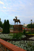Немного дальше, в начале улицы Толстого расположен симпатичный  цветущий сквер с памятником князю Ольгерду.