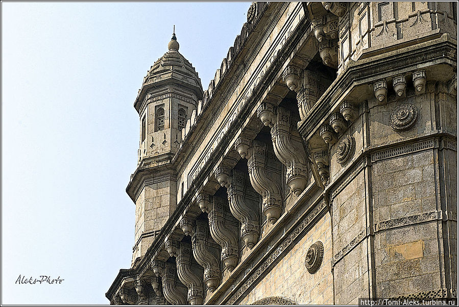 Ну, это я оглянулся на Ворота Индии. По ходу я буду показывать жизнь вокруг отеля, — так будет интереснее...
* Ну, это я оглянулся на Ворота Индии. По ходу я буду показывать жизнь вокруг отеля, — так будет интереснее...
*