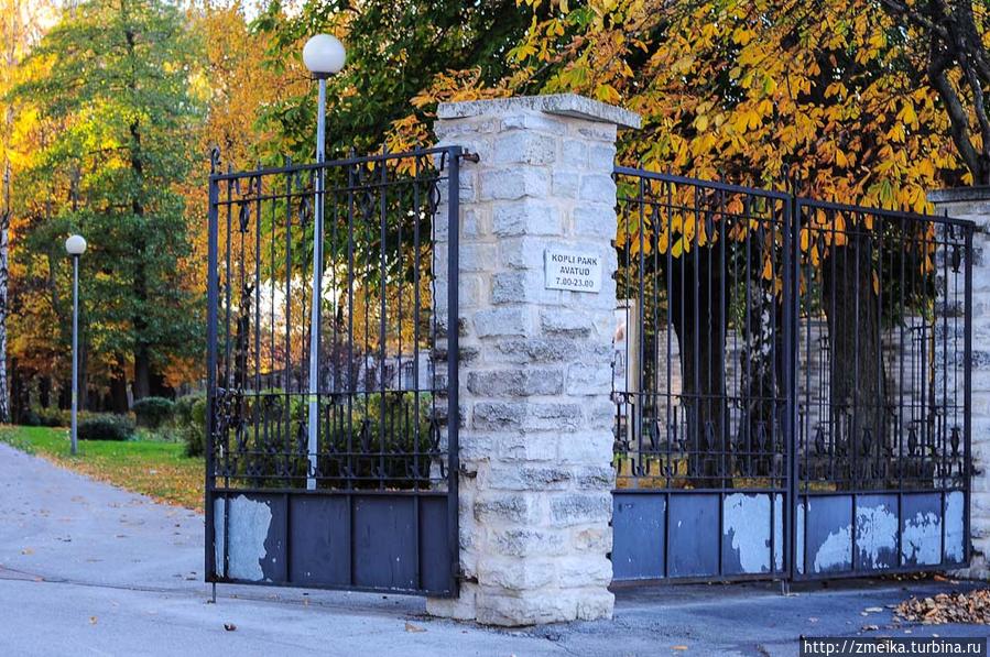 Вход в парк, на этом месте был вход в старое кладбище Таллин, Эстония