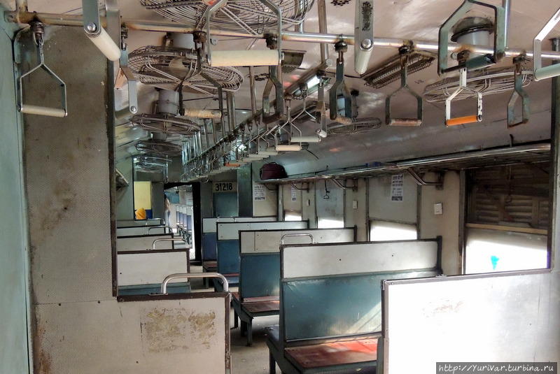 В вагоне типа нашей электрички Агра, Индия