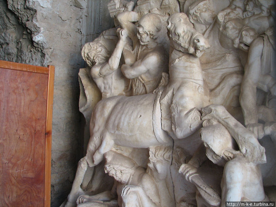 Скульптуры за решеткой Эфес античный город, Турция