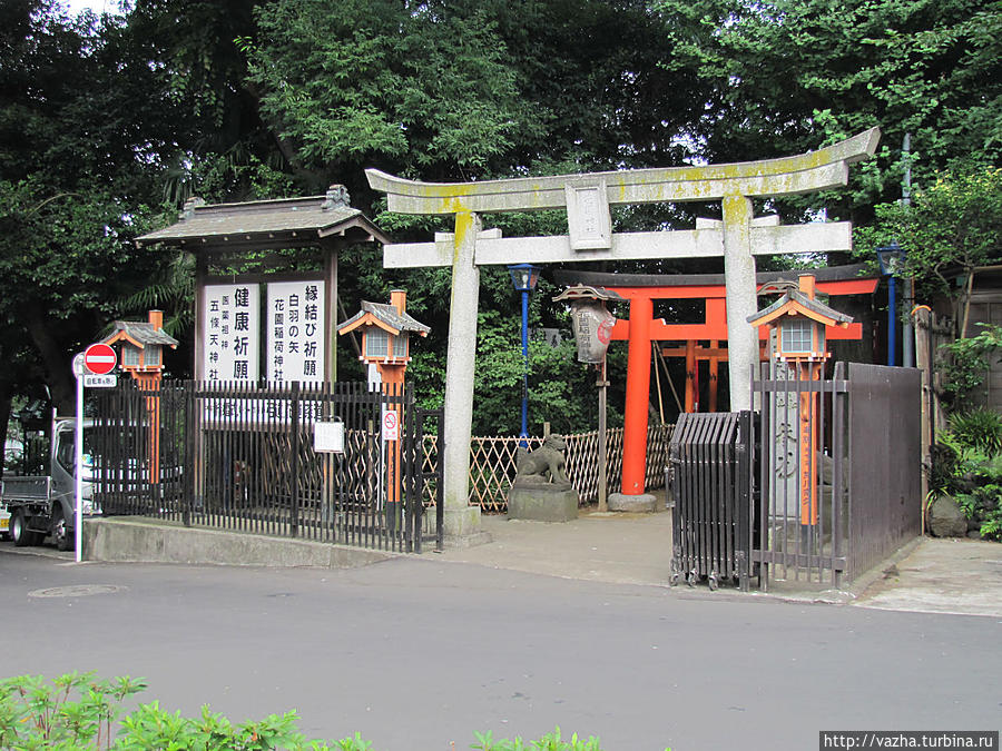 Храм на территории парка Токио, Япония