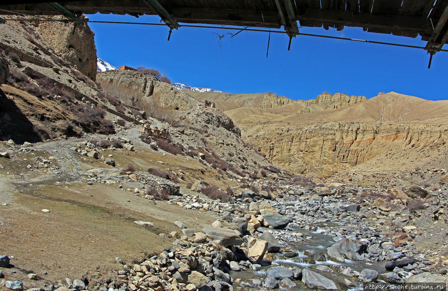 мост даже вдвух-уровневый, сейчас вода маленькая, потому проходим по нижнему (старому) уровню Гами, Непал