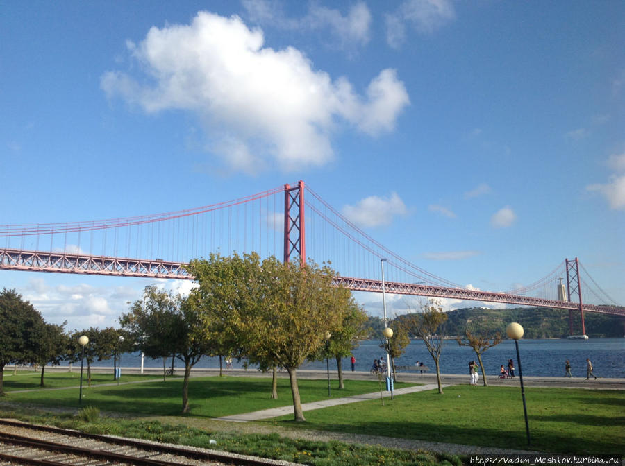 Мост 25 апреля, проходящий над Алкантарой, является единственным мостом через реку Тежу к югу от Лиссабона. До Революции гвоздик назывался Мостом Салазара. Лиссабон, Португалия