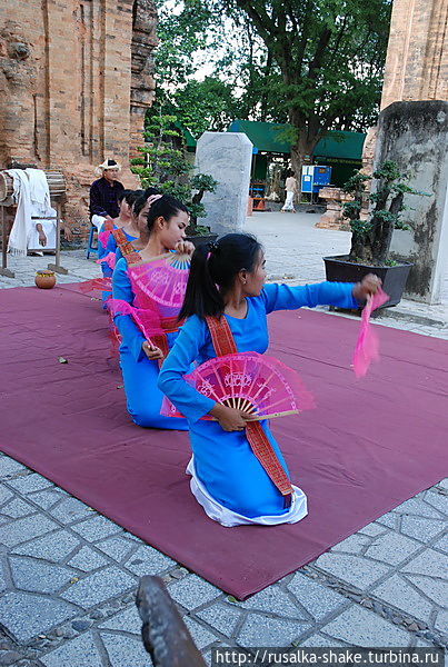 Танцы злых девушек Нячанг, Вьетнам