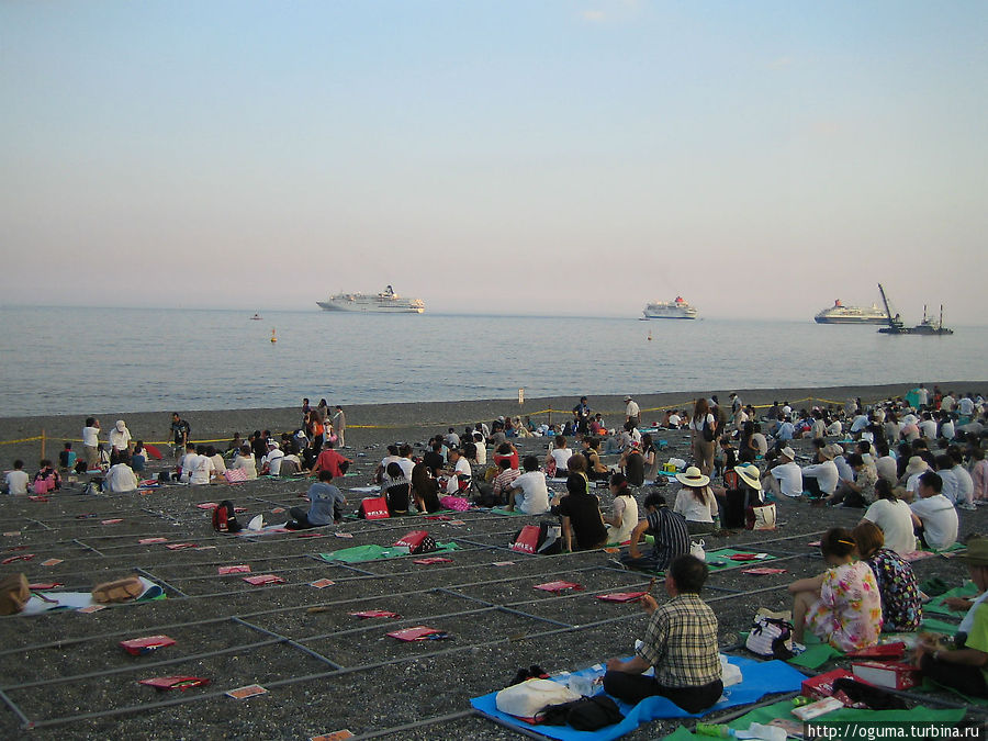 Первые ряды на берегу моря в городе Кумано. Здесь проходит один из самых известных и крупнейших фейерверков в Японии. Вдали видны круизные корабли, которые также подплыли на безопасное расстояние для наблюдения за фейерверком Япония