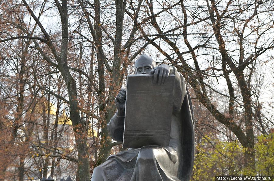 ...но и немного посматривает по сторонам ...но и немного посматривает по сторонам