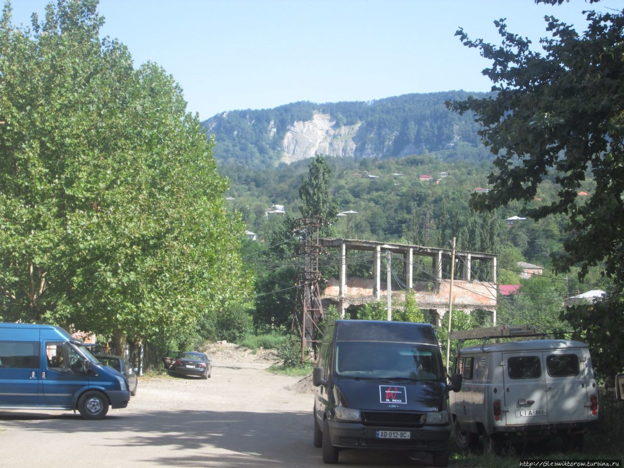 Прогулка к шахте и мосту через реку Ткибулу Ткибули, Грузия Прогулка к шахте и мосту через реку Ткибулу Ткибули, Грузия