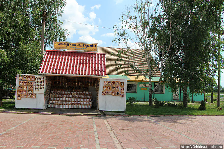сразу возле стоянки сувенирные лавки Великая Круча, Украина
