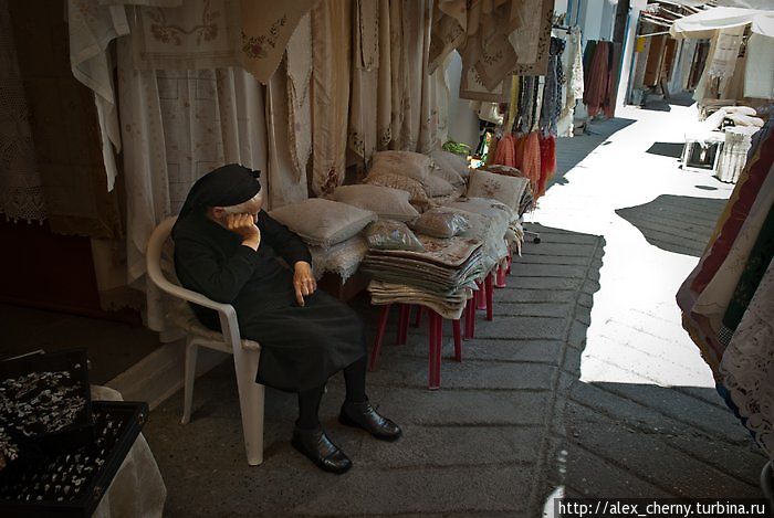 деревенька Омодос где старушки тихо дремлют в тенечке Кипр