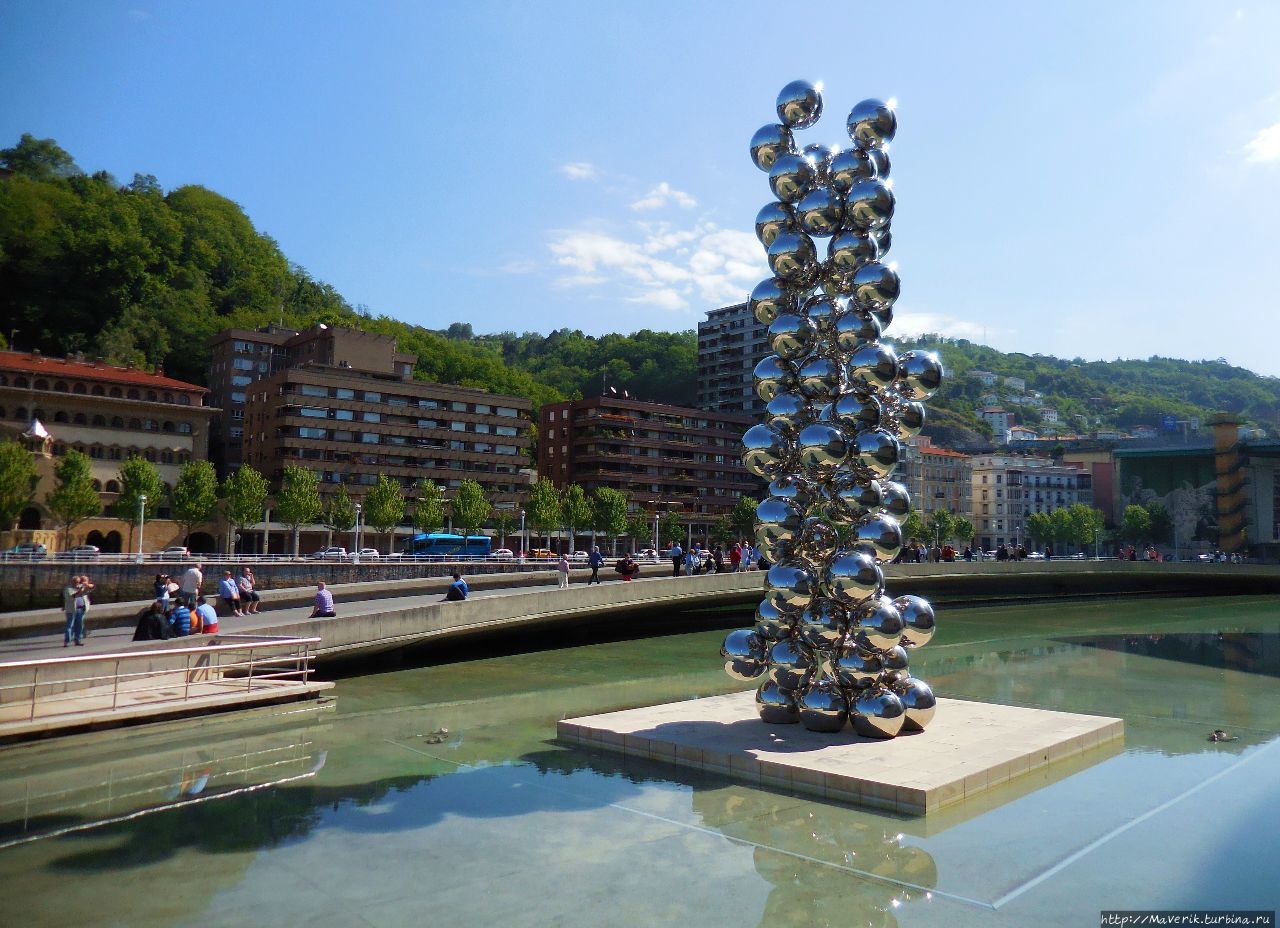 Композиция Аниша Капура из стальных шаров. Бильбао, Испания