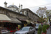 Прогулка сама привела меня к Гранд базару — одному из самых крупных крытых рынков в мире. Базар расположен в старой части Стамбула и занимает огромную площадь — на базаре расположено более 4000 магазинов на 58 улицах. Ежедневно его посещает свыше полумиллиона посетителей и туристов.
Ассортимент товаров чрезвычайно велик — ювелирные изделия и украшения, антиквариат, кожа, текстиль, ковры, туристические сувениры, изделия из керамики и дерева и пр. Внутри Гранд Базара располагаются рестораны, источники, мечети, жилые помещения, и даже кладбище.